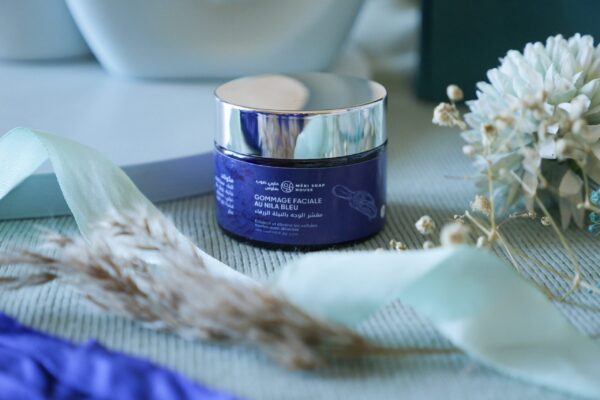 gommage facial au nila bleu