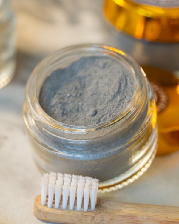 Dentifrice en poudre au charbon actif